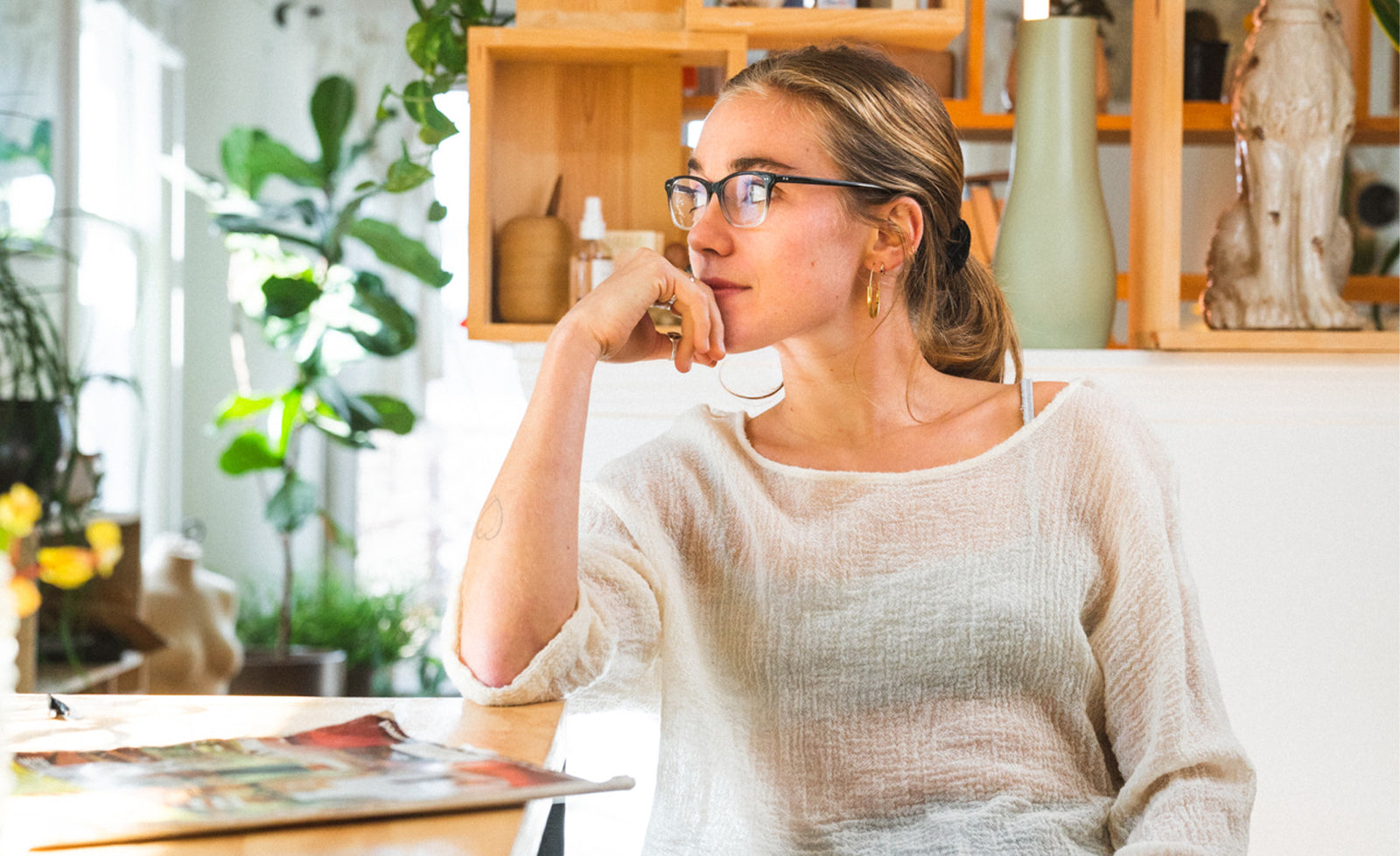 What are photochromic glasses?